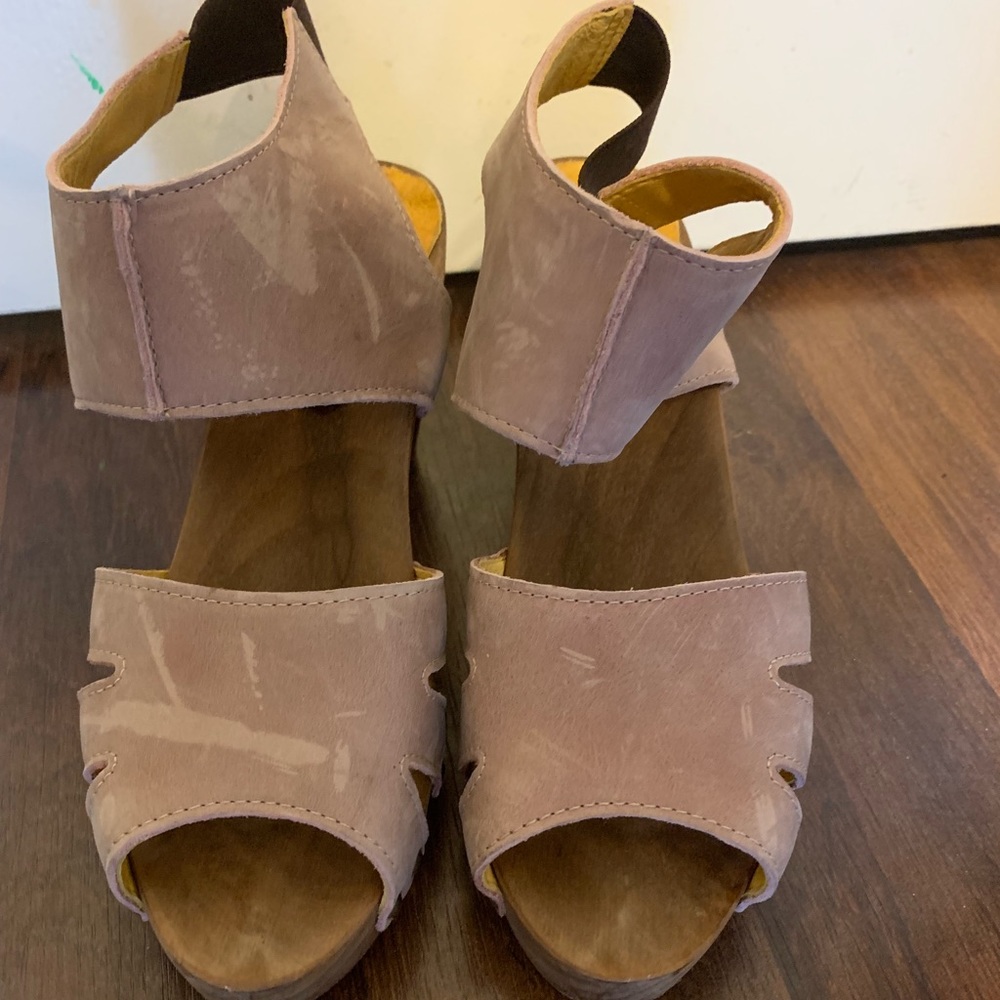 Leather and wood sandals